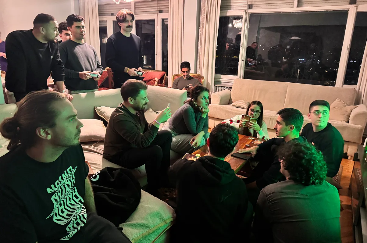 Community members gathering at a ModaPalas party