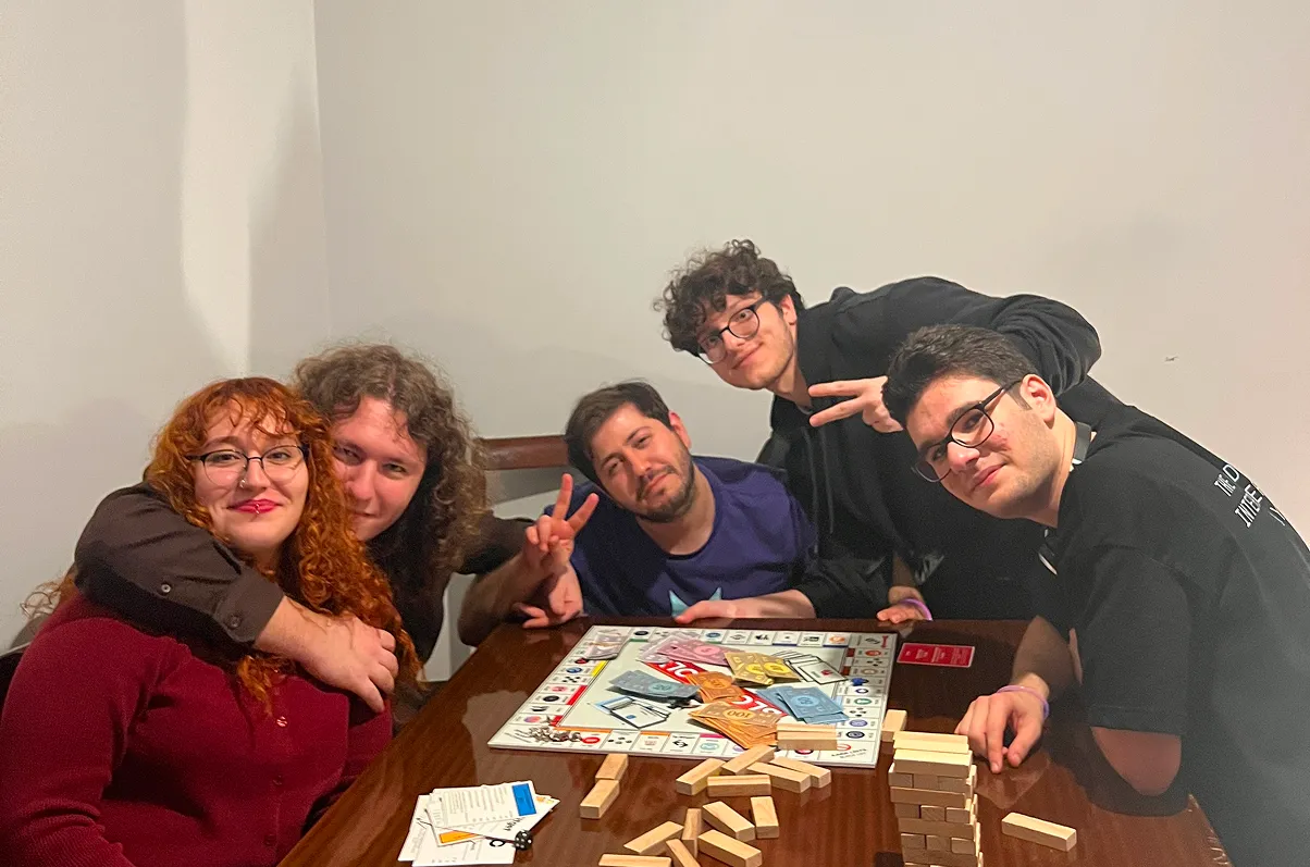 Friends playing games together at ModaPalas